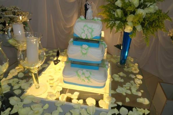 Mesa com bolo de casamento