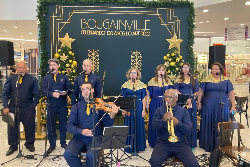 Coral e orquestra em concerto ao vivo