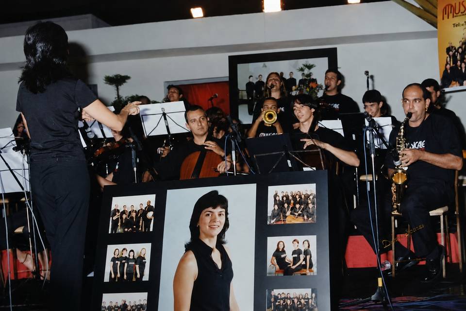 Coral e instrumental em apresentação