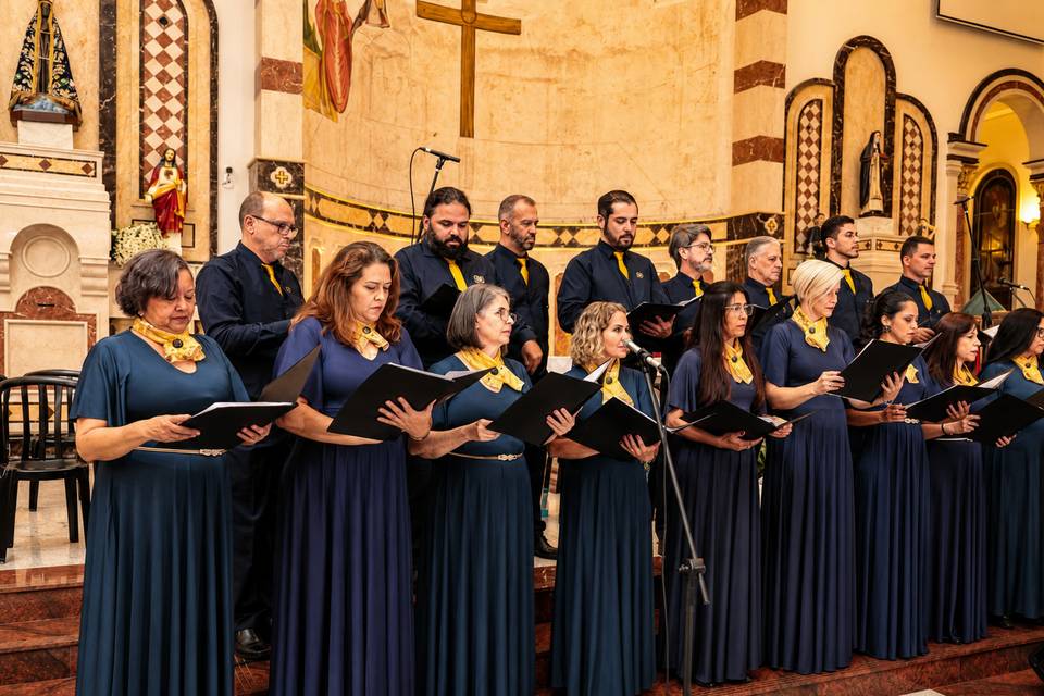 Coral e orquestra em apresentação ao vivo