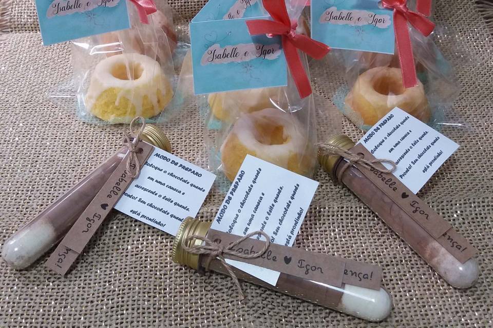 Mini bolo e tubete chocolate