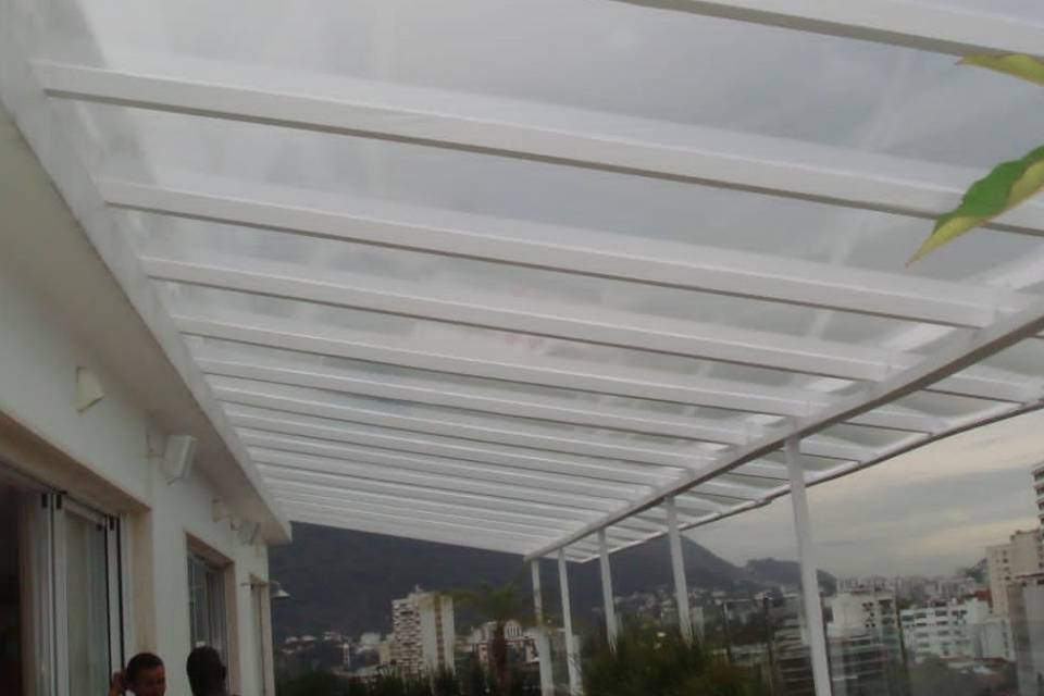 Toldo com lona leitosa