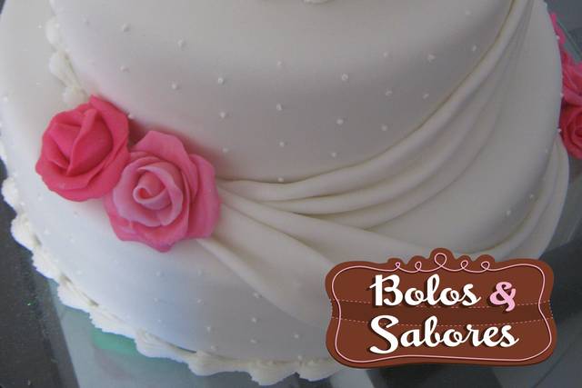 Bolo rosas e drapeados