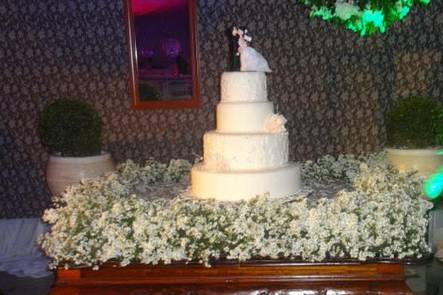 Mesa com bolo de casamento
