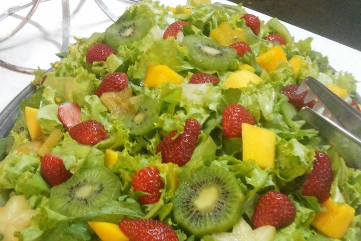 Salada verde com frutas