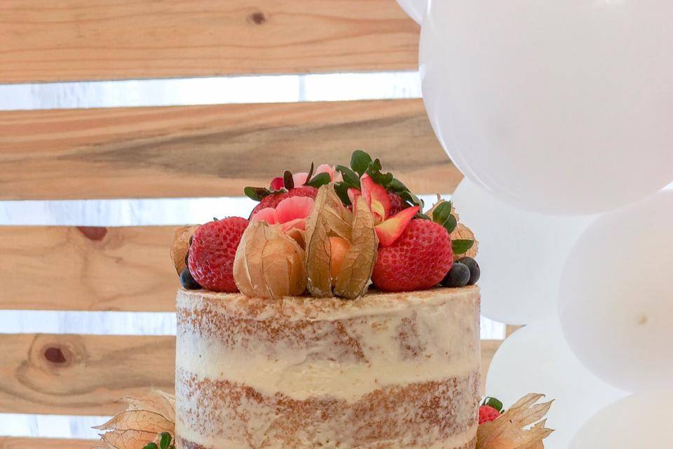 Semi naked cake