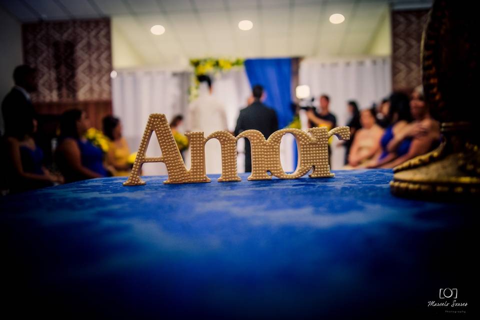 Casamento azul royal e amarelo