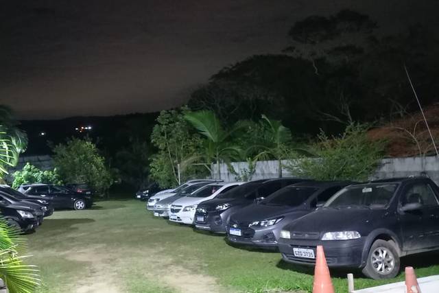 Amplo estacionamento