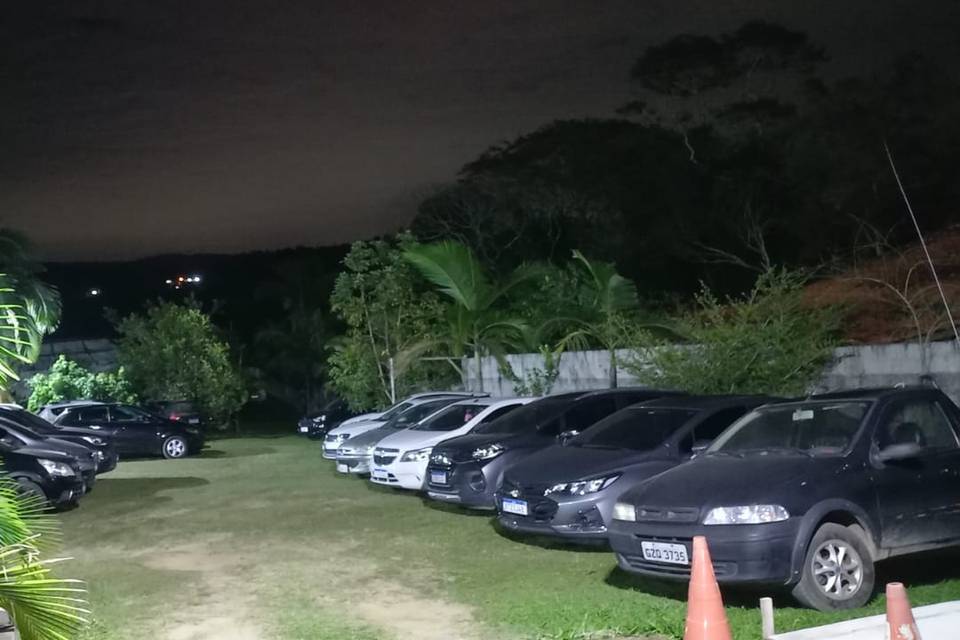 Amplo estacionamento