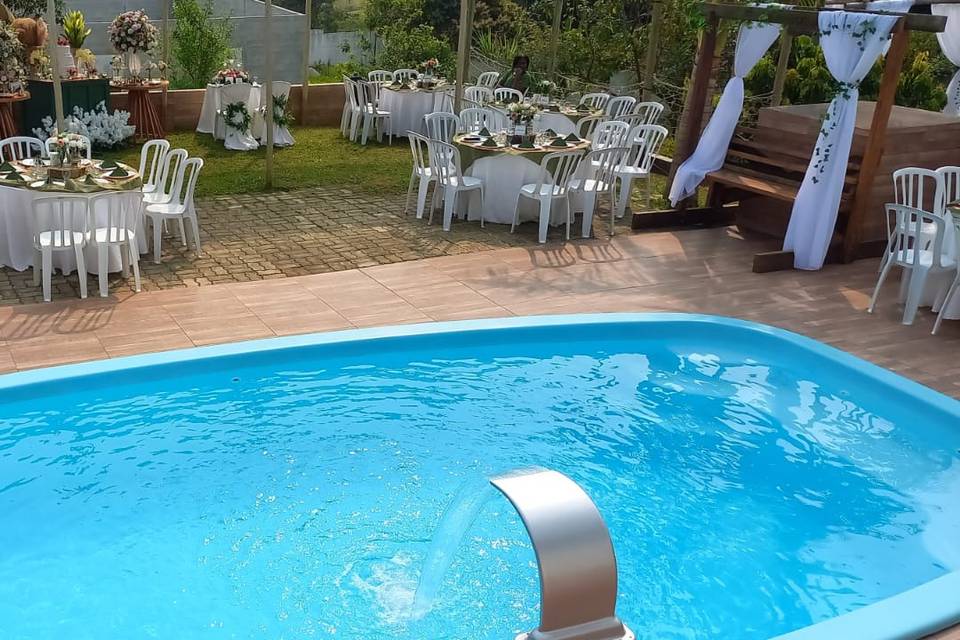 Festa ao lado da piscina