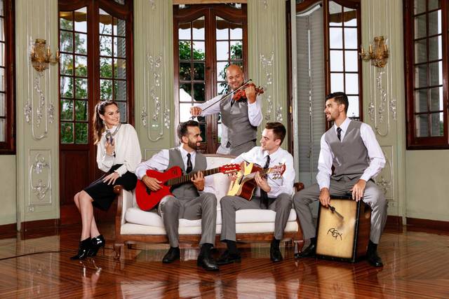 Vozes, violão, cajon e violino