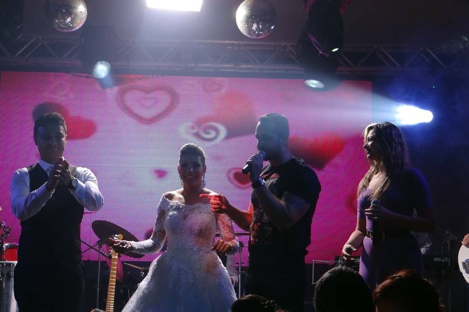 Com os noivos no palco