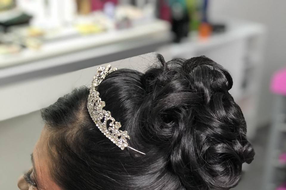 Penteado coque alto