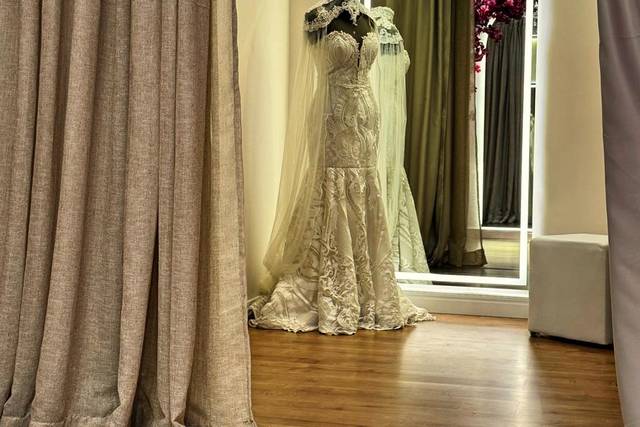 Provador com vestido de noiva em renda