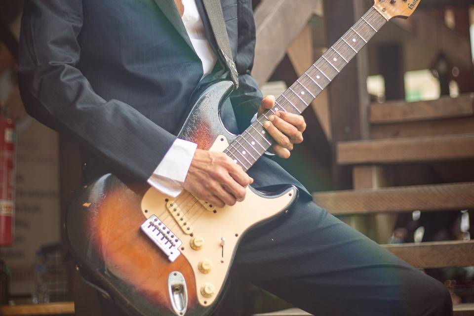 Igo Santiago (Voz e Guitarra)