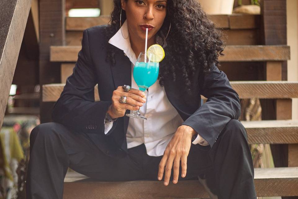 Iris Ribeiro (Voz e Percussão)