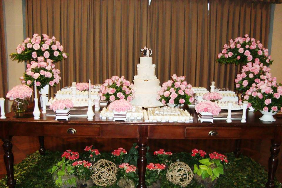 Mesa bolo madeira e flor rosa