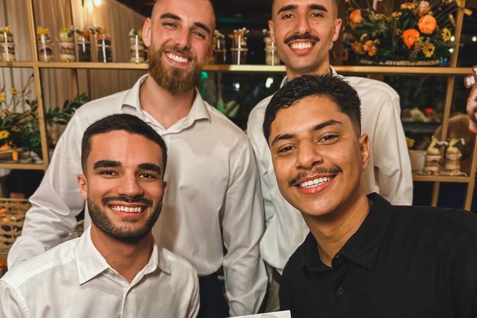 Caricatura com 4 amigos