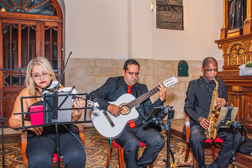 Violão, Violino e Sax.