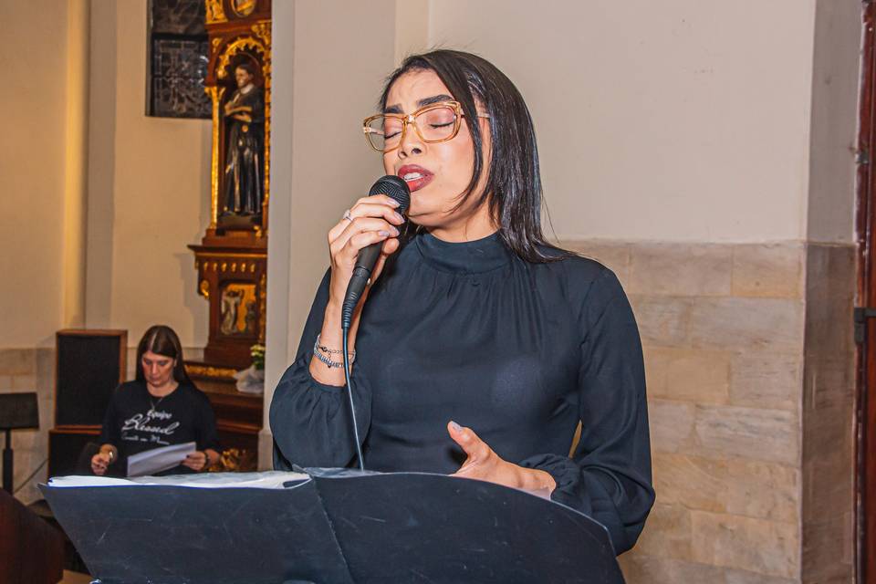 Cantora: Marcela Elbe