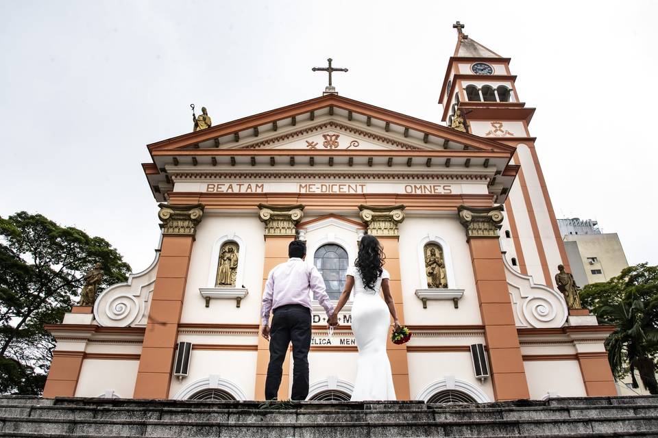 Casal de noivos na igreja