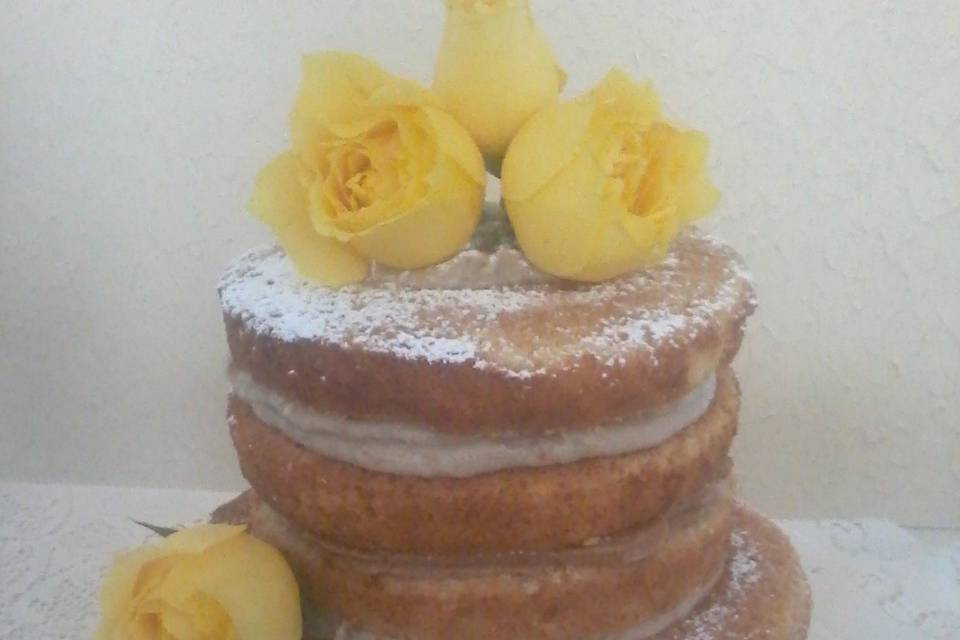 Naked Cake com rosas naturais