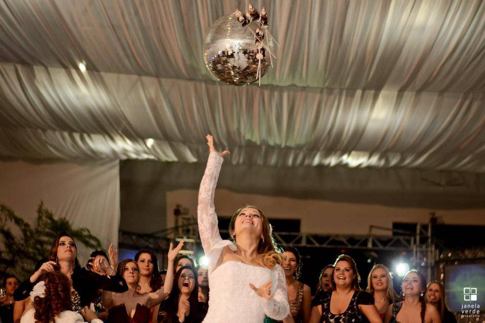 Lais jogando o bouquet