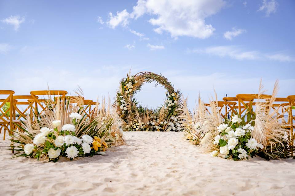 Arco floral à beira-mar