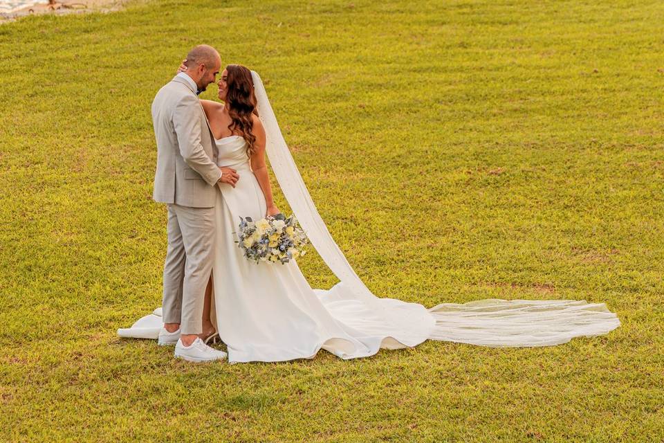 Casal se abraça no jardim
