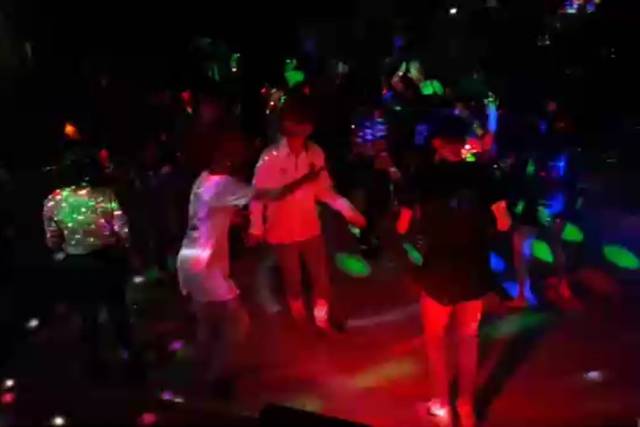 Luzes no evento.