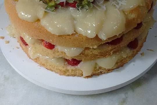 Naked Cake coco com morango