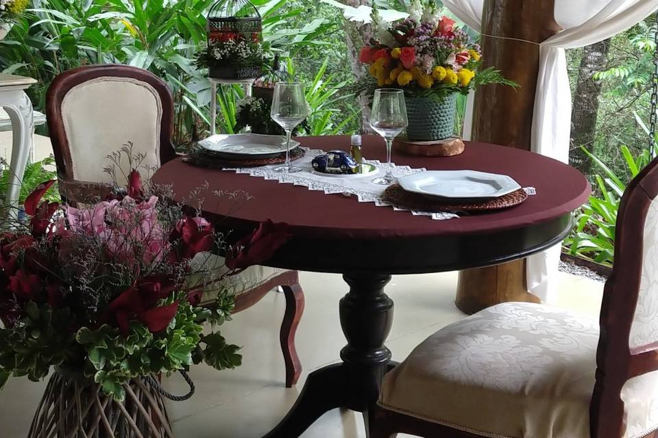Mesa dos noivos com fundo pra