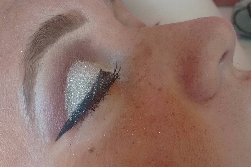 Cut Crease fechado com glitter