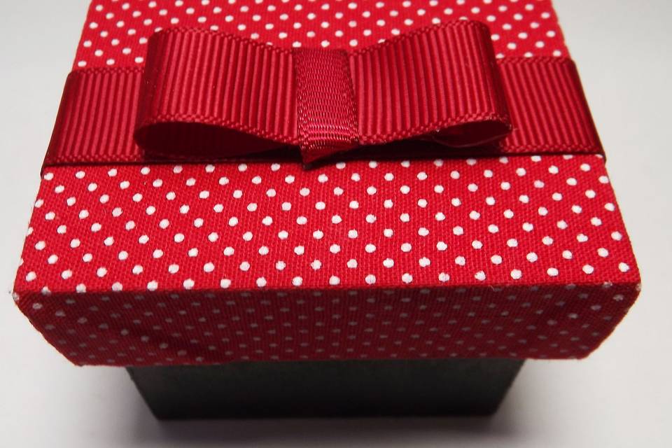 Caixa preta e vermelha