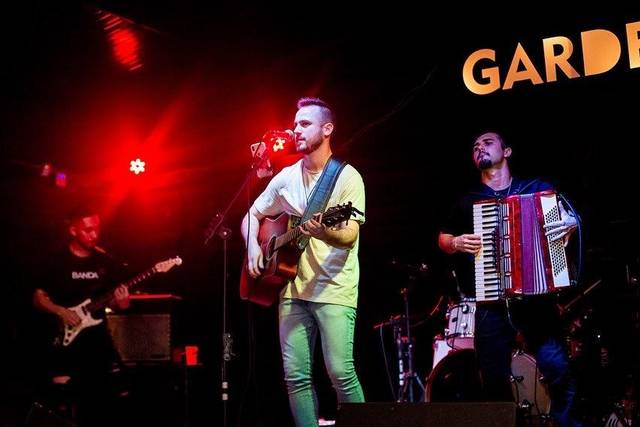 Evento corporativo com banda