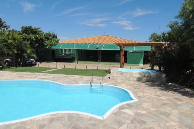 Vista da piscina para salão