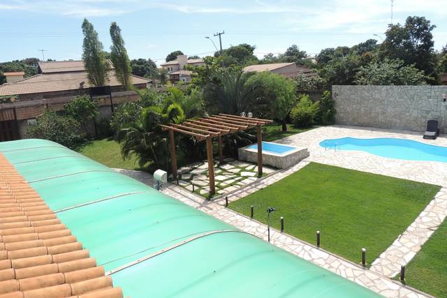 Piscinas e caramanchão