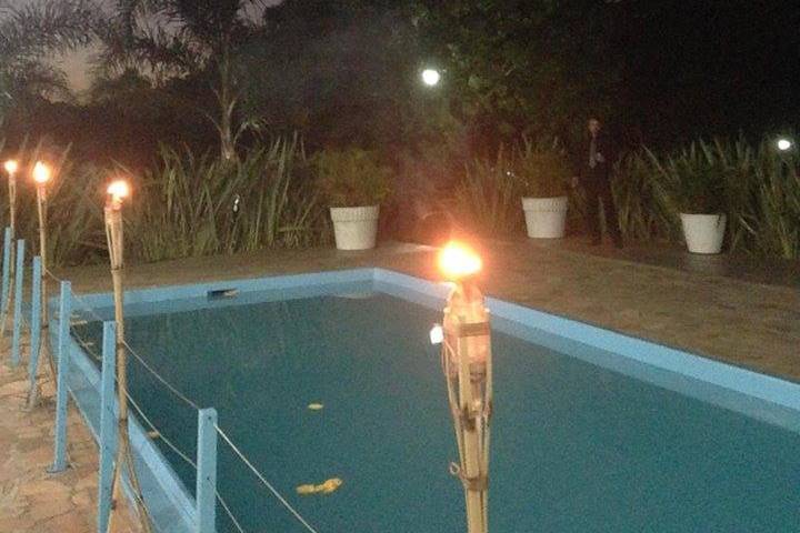 Tochas próximas a piscina