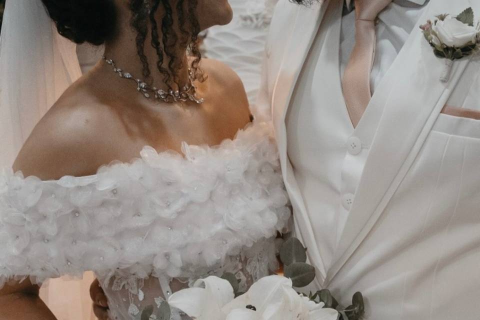 Noivos na mesa do bolo