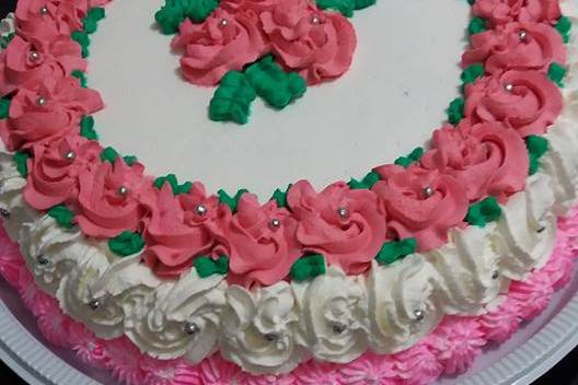 Bolo de aniversário feminino simples decorado com rosas de chantilly 