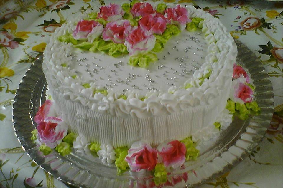 Bolo de aniversário feminino simples decorado com rosas de chantilly 