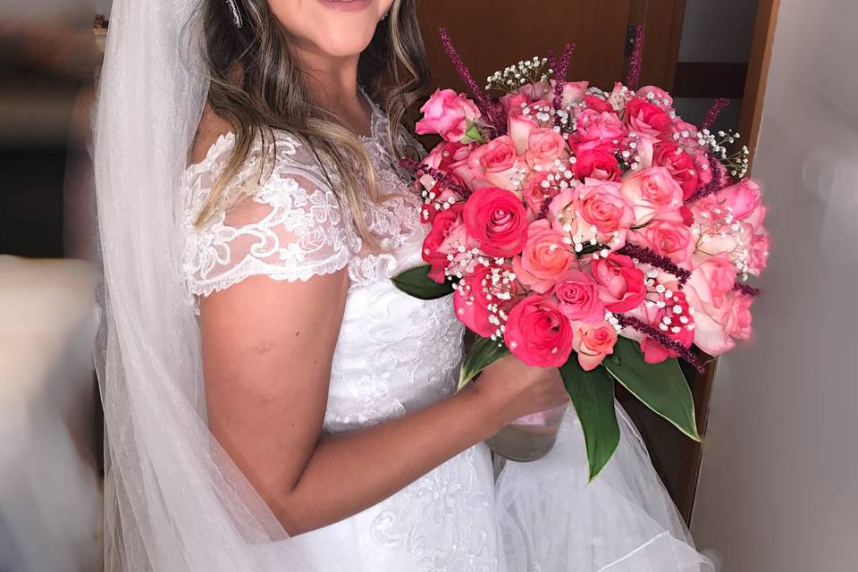 Noiva Cris e seu buquê