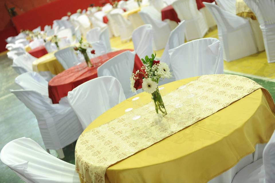 Casamento dourado e vermelho