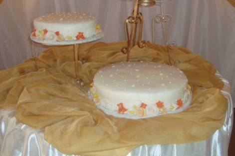 Mesa com bolo de casamento