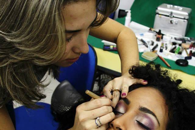 Maquiando a noiva