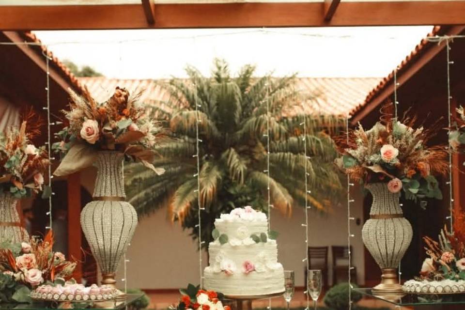 Mesa de bolo com flores secas