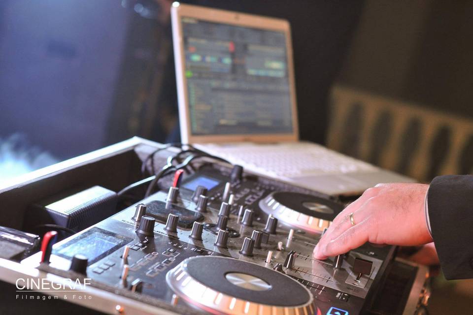 Equipamento moderno para dj