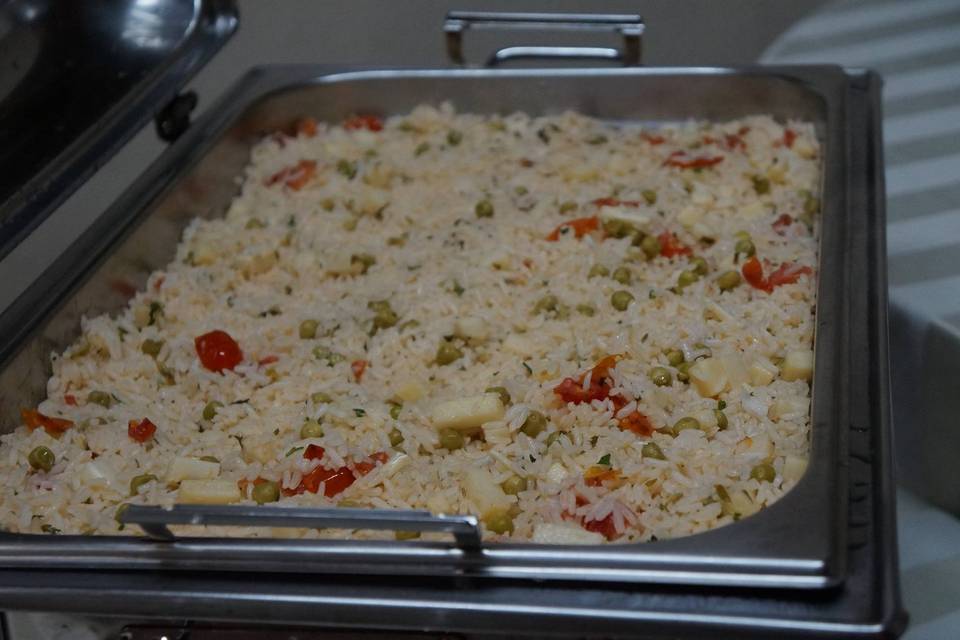 Arroz com palmito, ervilhas frescas e tomates cereja