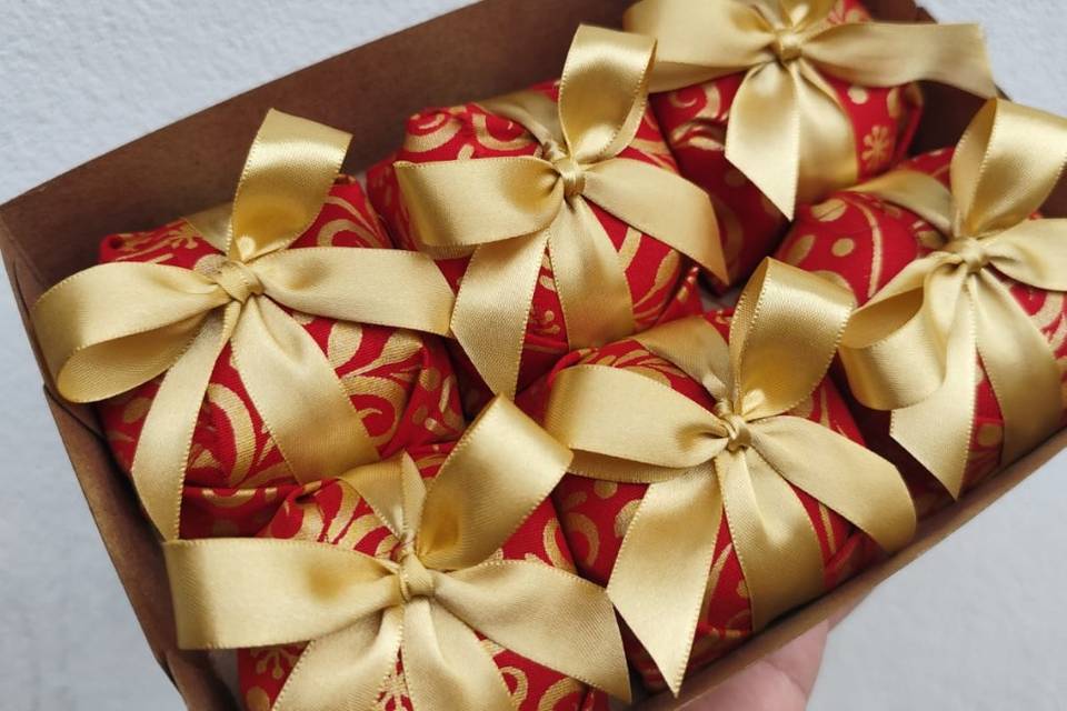 Tecido vermelho com dourado