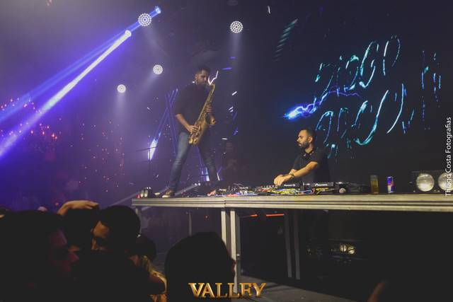 DJ + Sax Live